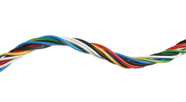 Birçok renkli elektrik kablosu beyaza izole edilmiş.