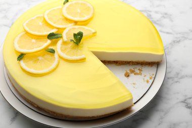 Beyaz mermer masada naneli limonlu cheesecake, yakın plan.