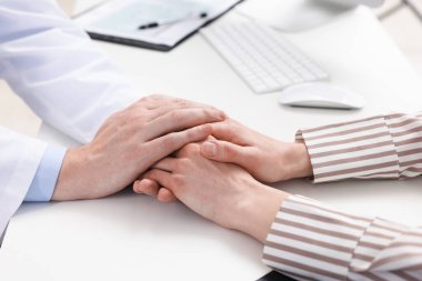 Bağımlı bir kadının klinikteki bağımlılık uzmanıyla randevusu var.