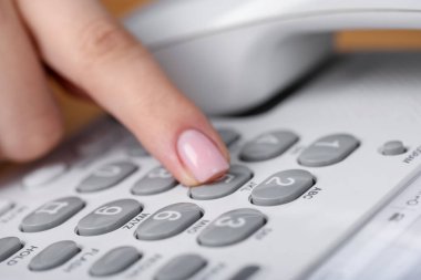 Sabit hattan aranan kadın, yakın plan.