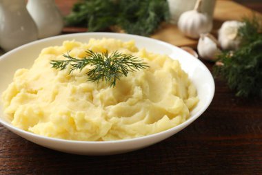 Ahşap masada servis edilen dereotlu patates püresi, yakın plan.