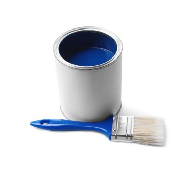 Mavi boya ve fırça tenekesi beyaza izole edilmiş.