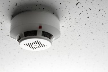 Işık desenli arka planda duman dedektörü, metin için boşluk. Alarm sistemi