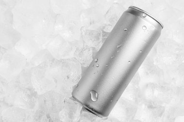 Buzlu konserve içeceklerin tazelenmesi, üst manzara. Metin için boşluk