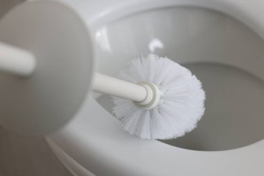 Beyaz fırçayla klozet temizleme, yakın plan.