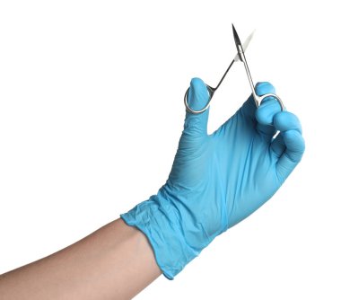 Tıbbi eldivenli doktor beyaz arka planda makas tutuyor, yakın plan.