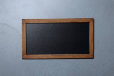 Gri desenli arka plan, üst görünüm üzerine boş küçük karatahta