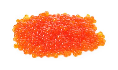 Beyaz üzerine izole edilmiş lezzetli kırmızı havyar yığını.