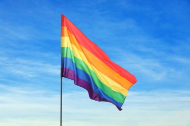 LGBT bayrağı güzel mavi gökyüzünde dalgalanıyor