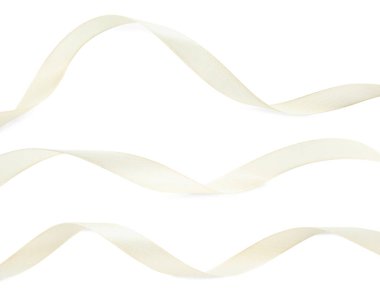 Güzel bej kurdeleler beyaz sette izole edilmiş.