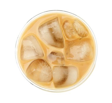 Sütlü buzlu kahve. Plastik bardakta. Beyaz, üst manzaralı.