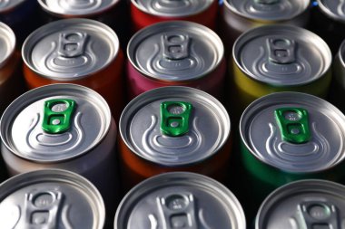 Arka plan olarak birçok alüminyum içecek kutusu, yakın plan