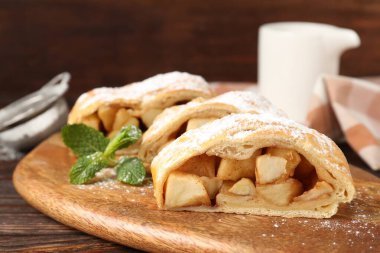 Lezzetli elmalı turta, pudra şekeri ve nane şekerli, ahşap masa, yakın plan.