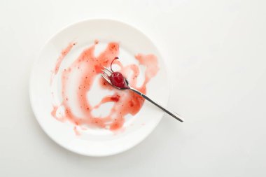 Kirli tabak ve çatal beyaz arka plan, üst manzara. Metin için boşluk