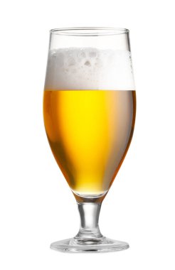 Beyaz köpüklü bir bardak taze bira.