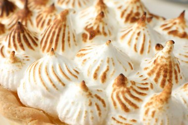 Kahverengi kremalı lezzetli turta, yakın çekim manzaralı.