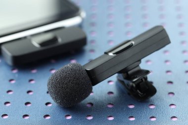 Lavalier mikrofon ve kablosuz alıcısı olan akıllı telefon, yakın plan.