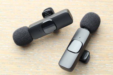 Lavalier mikrofonları ahşap masanın üstünde, yukarıda.