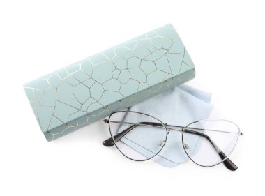 Şık gözlüklü çanta ve temiz bez beyaz, üst görünüm