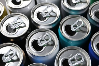 Arka plan olarak birçok alüminyum içecek kutusu, yakın plan