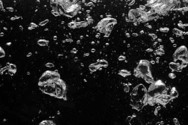 Koyu arkaplanda birçok su kabarcığı, yakın plan