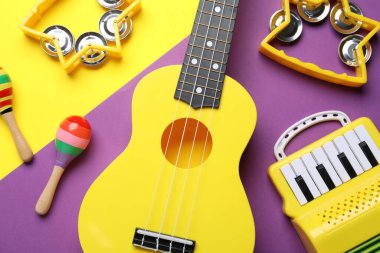 Renk arkaplan üzerinde farklı oyuncak müzik enstrümanları ile düz konum
