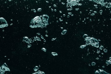 Siyah arkaplanda birçok su kabarcığı, yakın plan