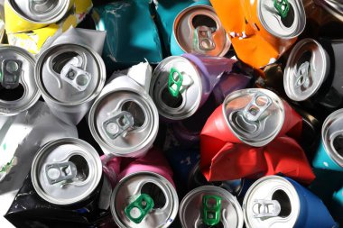 Arkaplan olarak birçok buruşuk teneke kutu, yakın plan