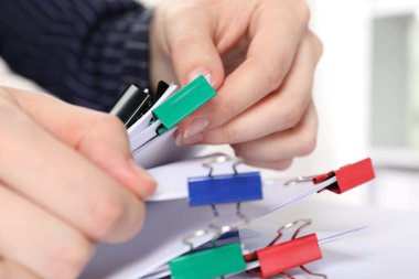 Metal cilt tokasıyla kağıt yapıştıran kadın, yakın plan.