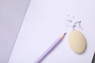 Silgi, kalem ve kırıntılar deftere, düz konum. Metin için boşluk