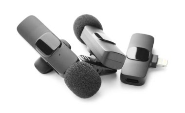 Lavalier mikrofonlar ve kablosuz alıcılar beyaza izole edildi