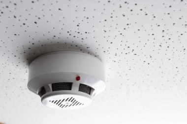 Işık desenli arka planda duman dedektörü, metin için boşluk. Alarm sistemi