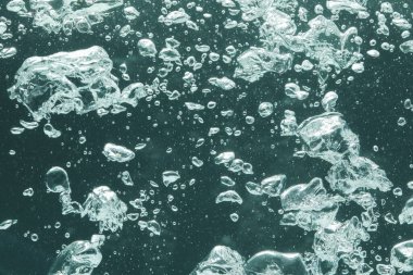 Koyu arkaplanda birçok su kabarcığı, yakın plan