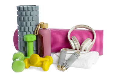 Beyaza izole edilmiş farklı spor aletleri ve kulaklıklar.