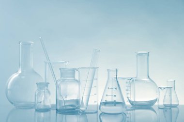 Ayna yüzeyinde ışık arkaplanına karşı laboratuvar camları