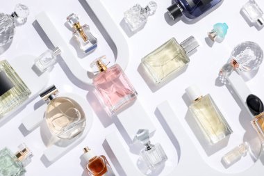 Beyaz arka planda farklı lüks parfümler, düz yatış