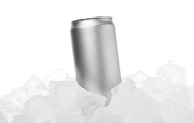 Beyaz arkaplan ile buz küplerinin üzerindeki içeceği tazelemek