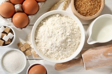 Hamur için merdane ve malzeme beyaz ahşap masa, düz yatıyordu