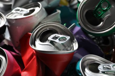 Arkaplan olarak birçok buruşuk teneke kutu, yakın plan