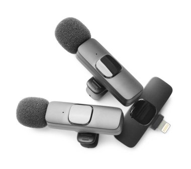 Lavalier mikrofonlar ve kablosuz alıcı beyaz, üst görünümde izole