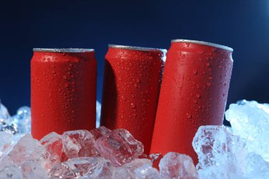 Koyu mavi arka planda buzlu içeceklerin tazelenmesi, yakın plan