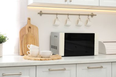 Mutfak tezgahında kapalı mikrodalga fırın.