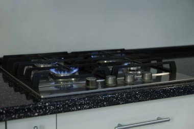 Mutfakta ocağı ocağı ve ocağı var.