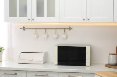 Mutfak tezgahında kapalı mikrodalga fırın.