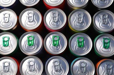 Arka plan olarak birçok alüminyum içecek kutusu, üst görünüm