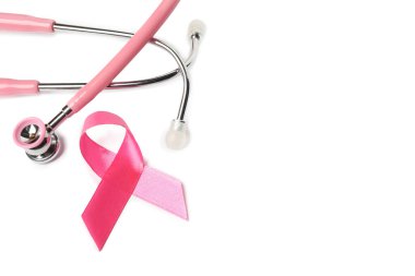 Göğüs kanseri farkındalığı. Pembe kurdele ve steteskop beyaz, üstten görünüyor.