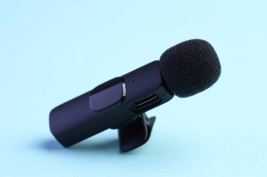 Açık mavi arkaplanda Lavalier mikrofonu, yakın plan