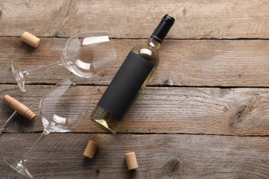 Şarap şişeleri, bardaklar, mantar ve tirbuşon tahta masa, düz yatak. Metin için boşluk