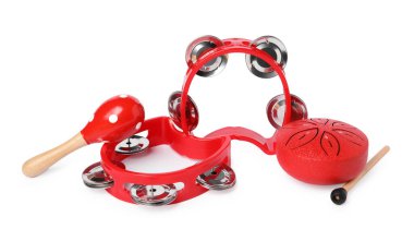 Beyazda izole edilmiş renkli oyuncak müzik aletleri