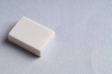 Gri arkaplanda bir silgi, yakın plan. Metin için boşluk